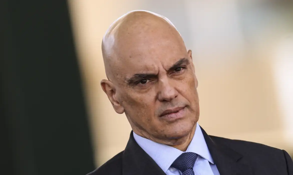 (O ministro Alexandre de Moraes, do Supremo Tribunal Federal (STF), intimou Pablo Marçal, candidato do PRTB à prefeitura de São Paulo, a prestar depoimento em até 24 horas por uso do X durante a proibição da plataforma no Brasil.)