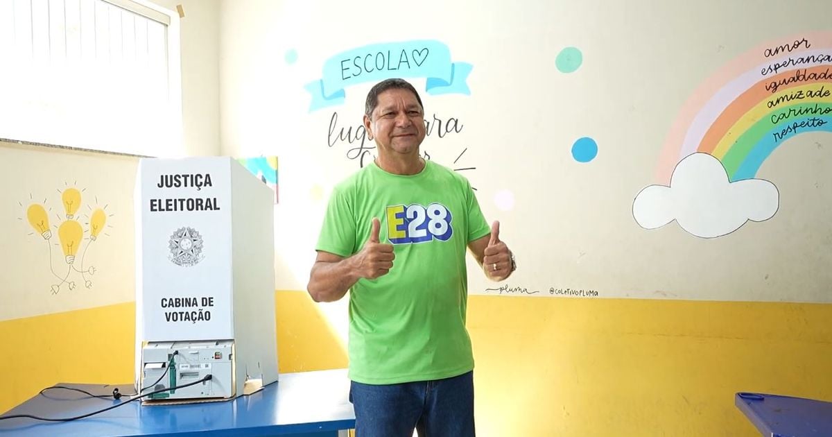 Everaldo Eguchi, candidato à Prefeitura de Belém, vota na manhã deste domingo -