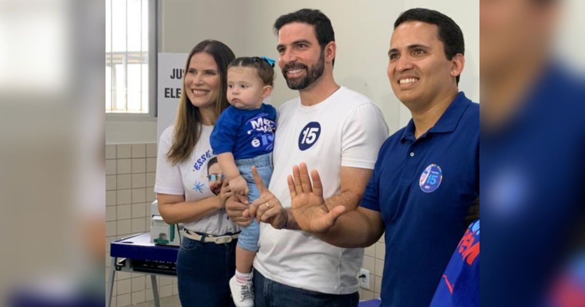 Igor Normando comparece para votar acompanhado da família e do seu candidato a vice, Cássio Andrade -