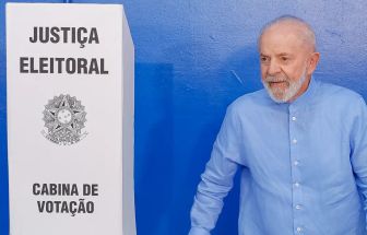 Lula vota em São Bernardo e diz que é hora de 'corrigir erros'