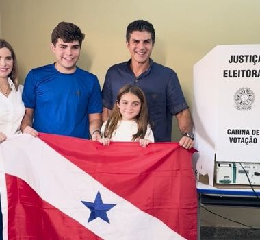 Imagem - Governador do Pará, Helder Barbalho, vota acompanhado da família; assista