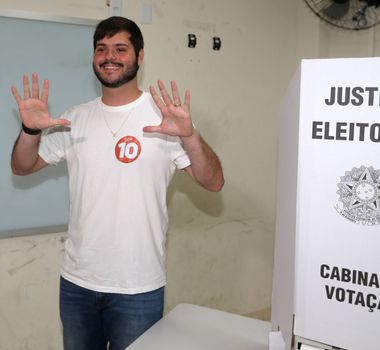 Imagem - Candidato à Prefeitura de Belém, Thiago Araújo vota acompanhado da esposa