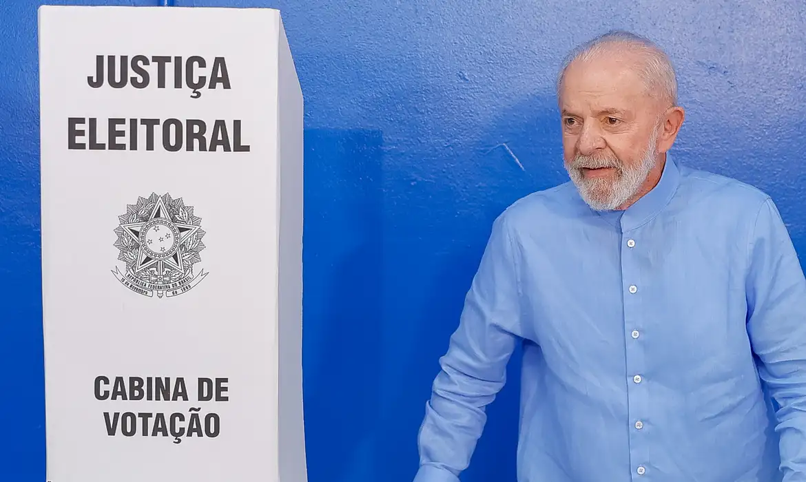 Lula vota em São Bernardo (SP) na manhã deste domingo, 6 -