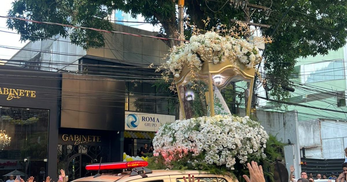 (Grupo Roma presta homenagem à imagem peregrina de Nossa Senhora de Nazaré)