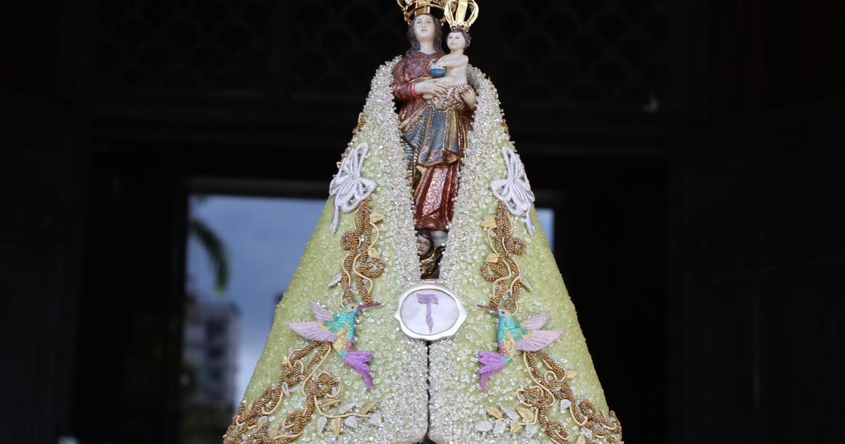 Imagem Peregrina com o manto do Círio anterior