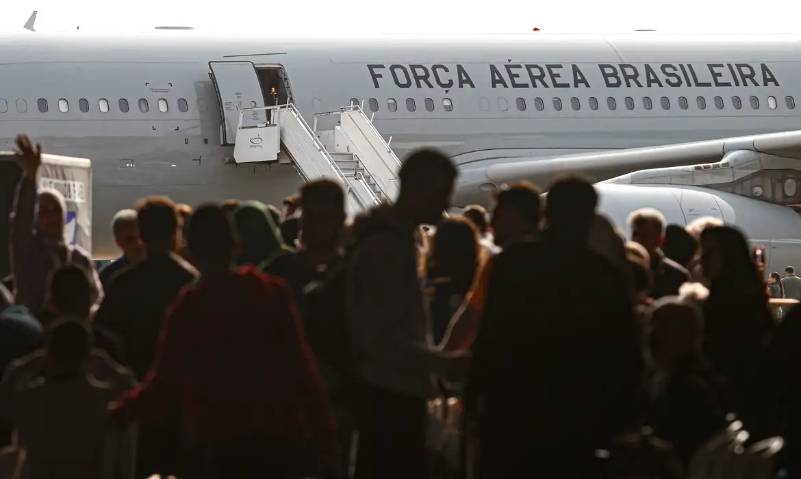(Passageiros desembarcaram de manhã na Base Aérea em Guarulhos)