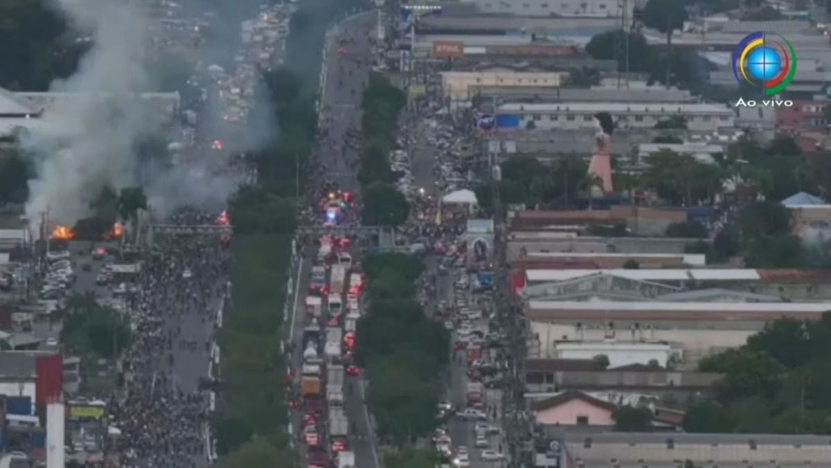 Vídeo: incêndio próximo à procissão assusta fiéis durante traslado para Ananindeua-Marituba