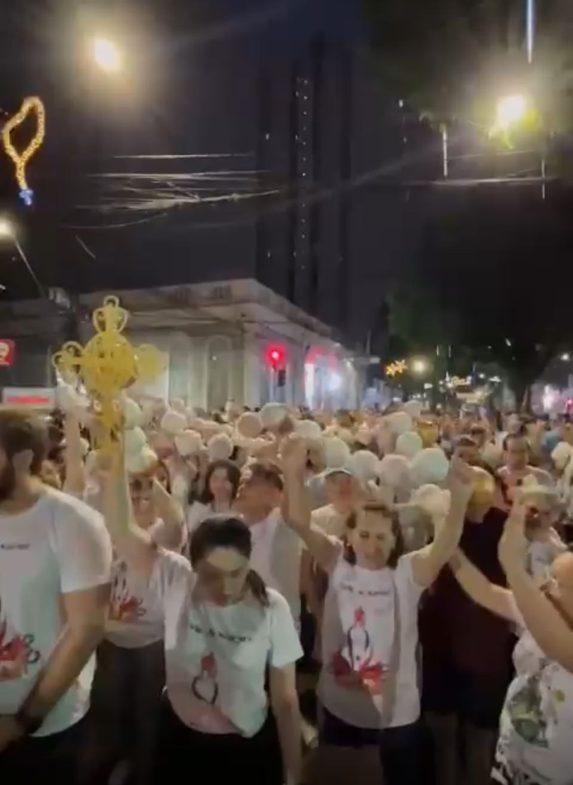 (Uma família levou para a procissão um terço pedindo a intercessão de Maria para curar o Gabriel de 23 anos)