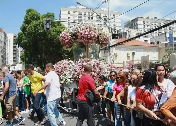 Este ano a procissão ganhou uma berlinda.