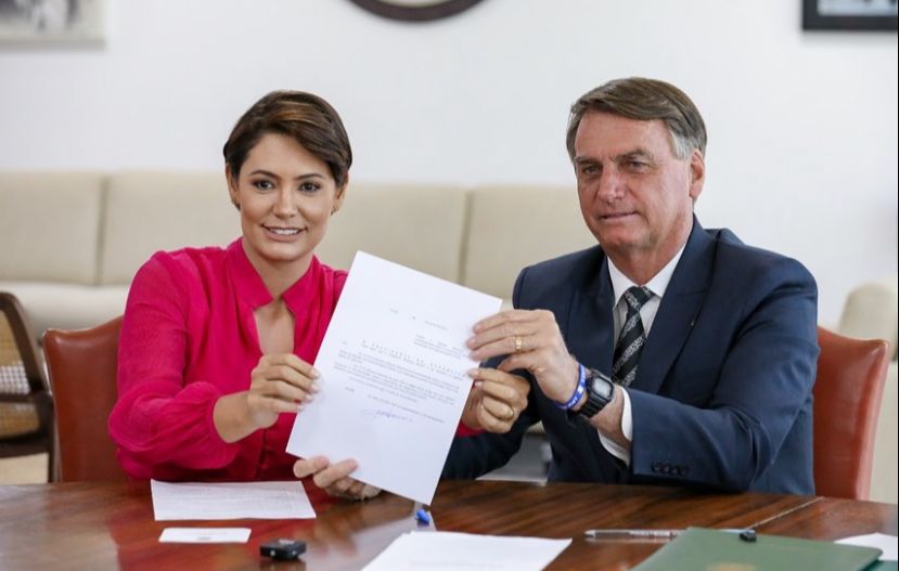 Michelle Bolsonaro e Jair Bolsonaro.