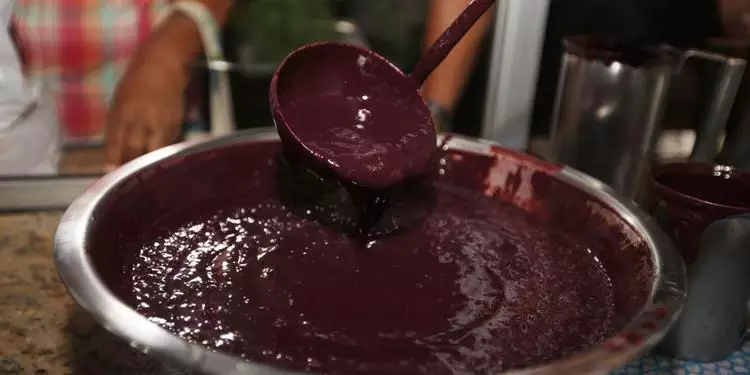 O açaí, prato típico dos paraenses, é essencial na alimentação de muitos.