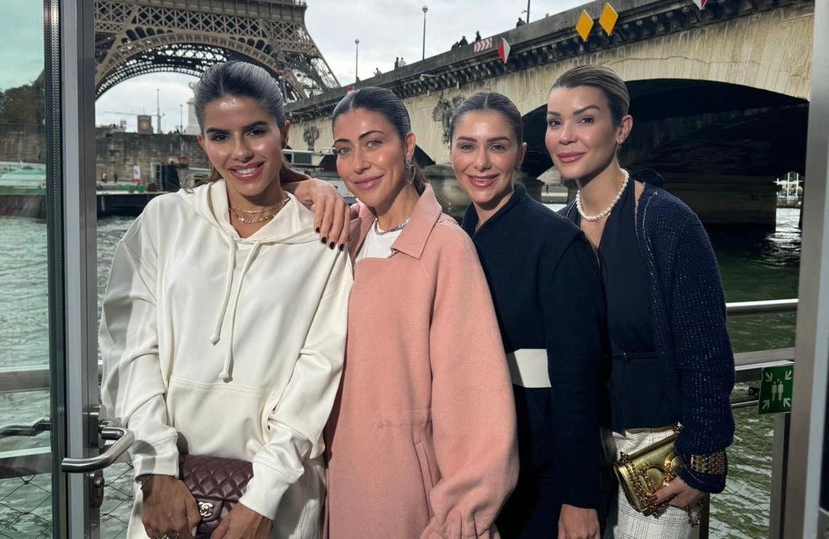 Amanda Saraiva, Amanda Deprá e Lays Rodrigues com Carol Bassi, recentemente em Paris, na Semana de Moda.