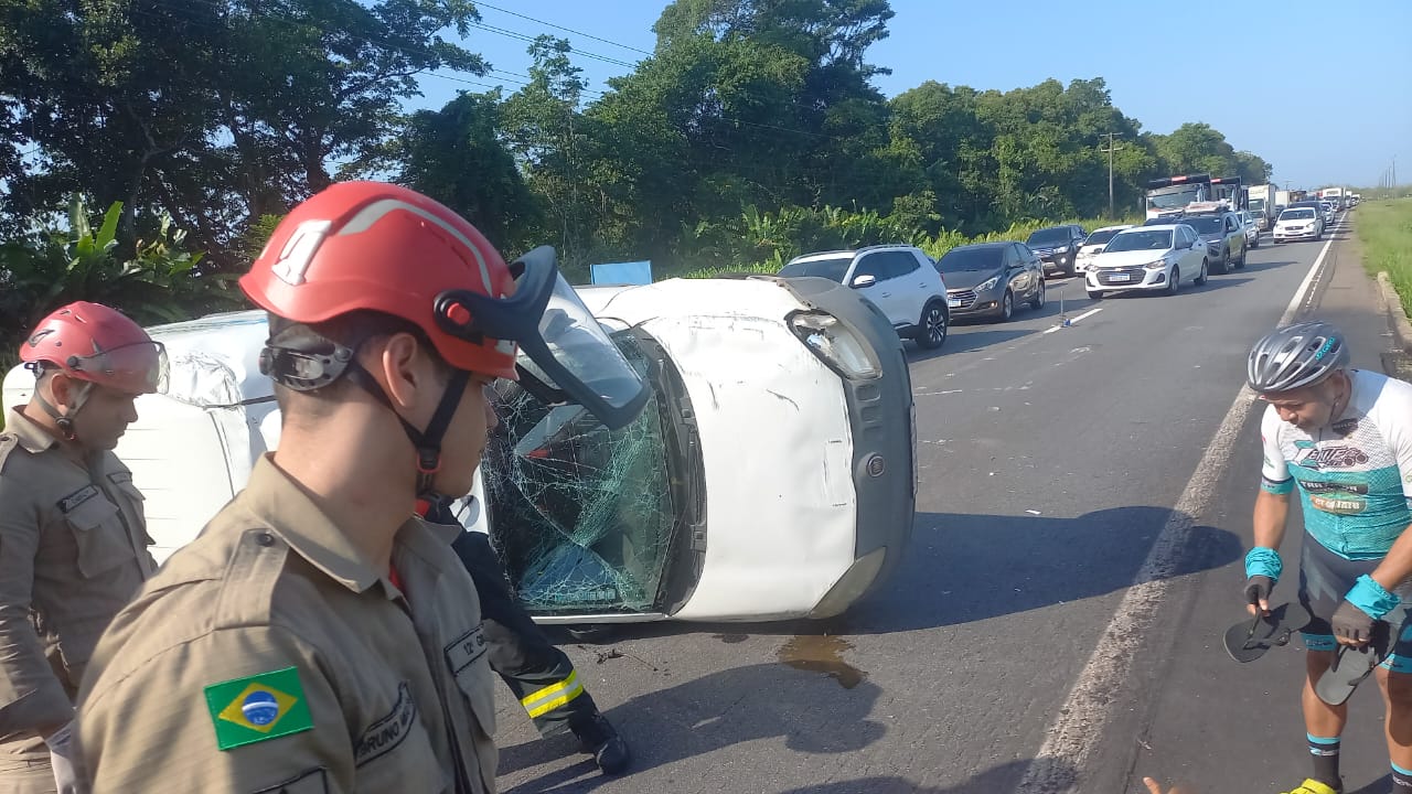 Uma equipe do Corpo de Bombeiros está no local para prestar os primeiros socorros a vítima. 