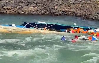 Embarcação que transportava professores para aldeias indígenas vira no Rio Xingu; assista