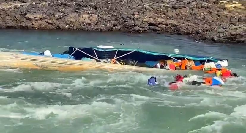 Embarcação que transportava professores para aldeias indígenas vira no Rio Xingu; assista