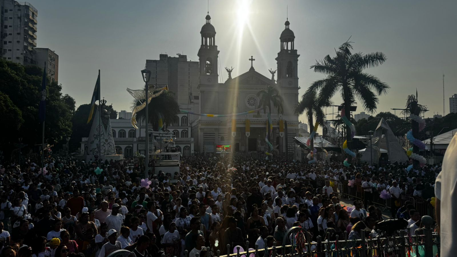 Praça Santuário ficou repleta de fiéis - 