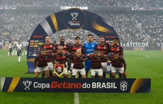 Com um a menos, Flamengo segura empate com o Corinthians e está na final da Copa do Brasil