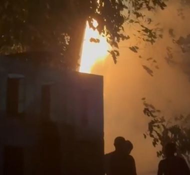 Imagem - Vídeo: incêndio atinge travessa no bairro do Tapanã na noite desta segunda