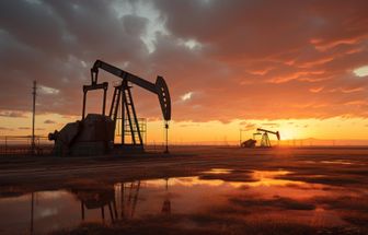 Petróleo fecha em alta de 7% após Irã retaliar Israel; mercado teme bloqueio de estreito
