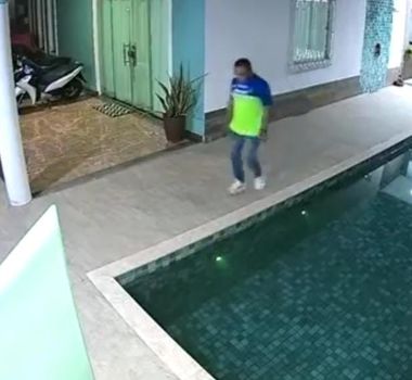 Imagem - Homem diverte internautas caindo em piscina e vídeo viraliza