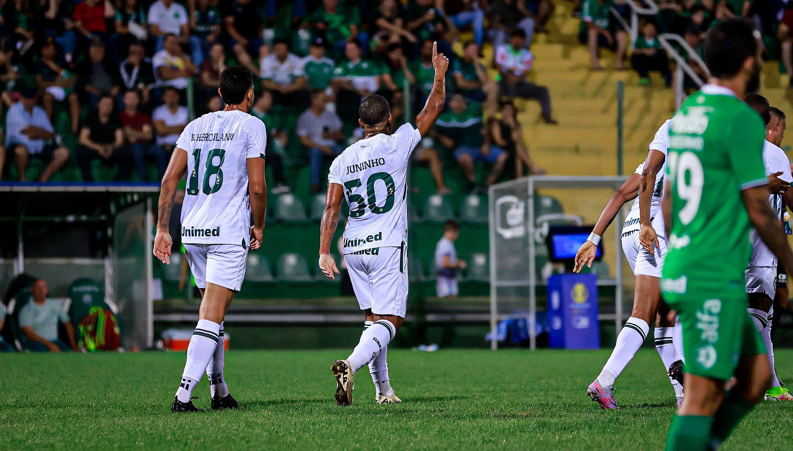 Goiás goleou a Chapecoense - 