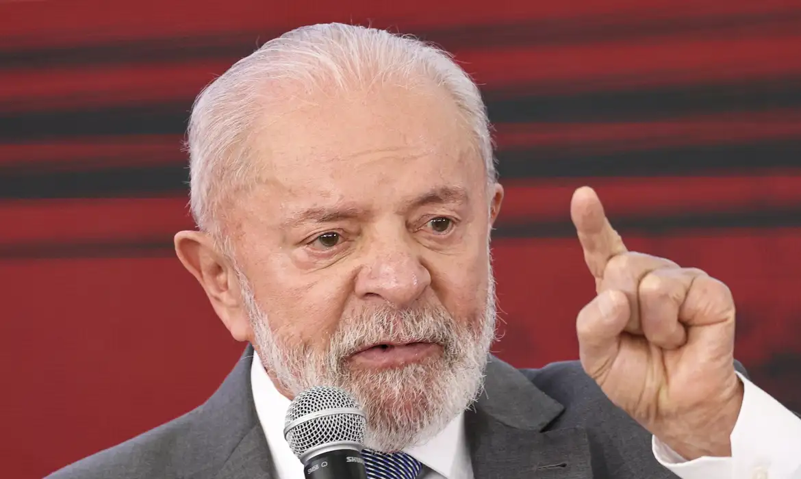 Lula volta ao hospital após acidente doméstico