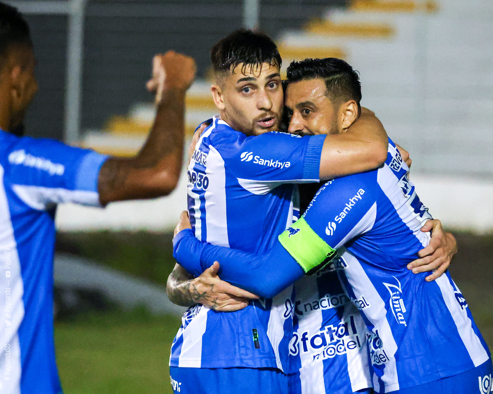 Jogadores do Papão comemoram gol no Moisés Lucarelli.