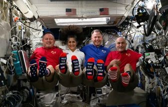 Astronautas da NASA posam para foto após votarem a bordo da Estação Espacial Internacional