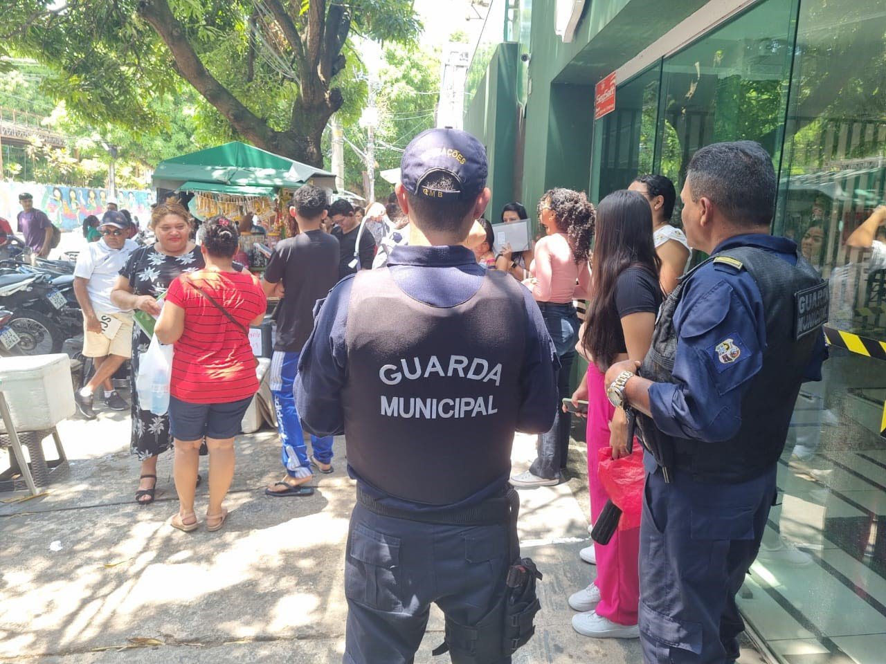 Agentes da Guarda Municipal em frente aos locais de provas do Enem