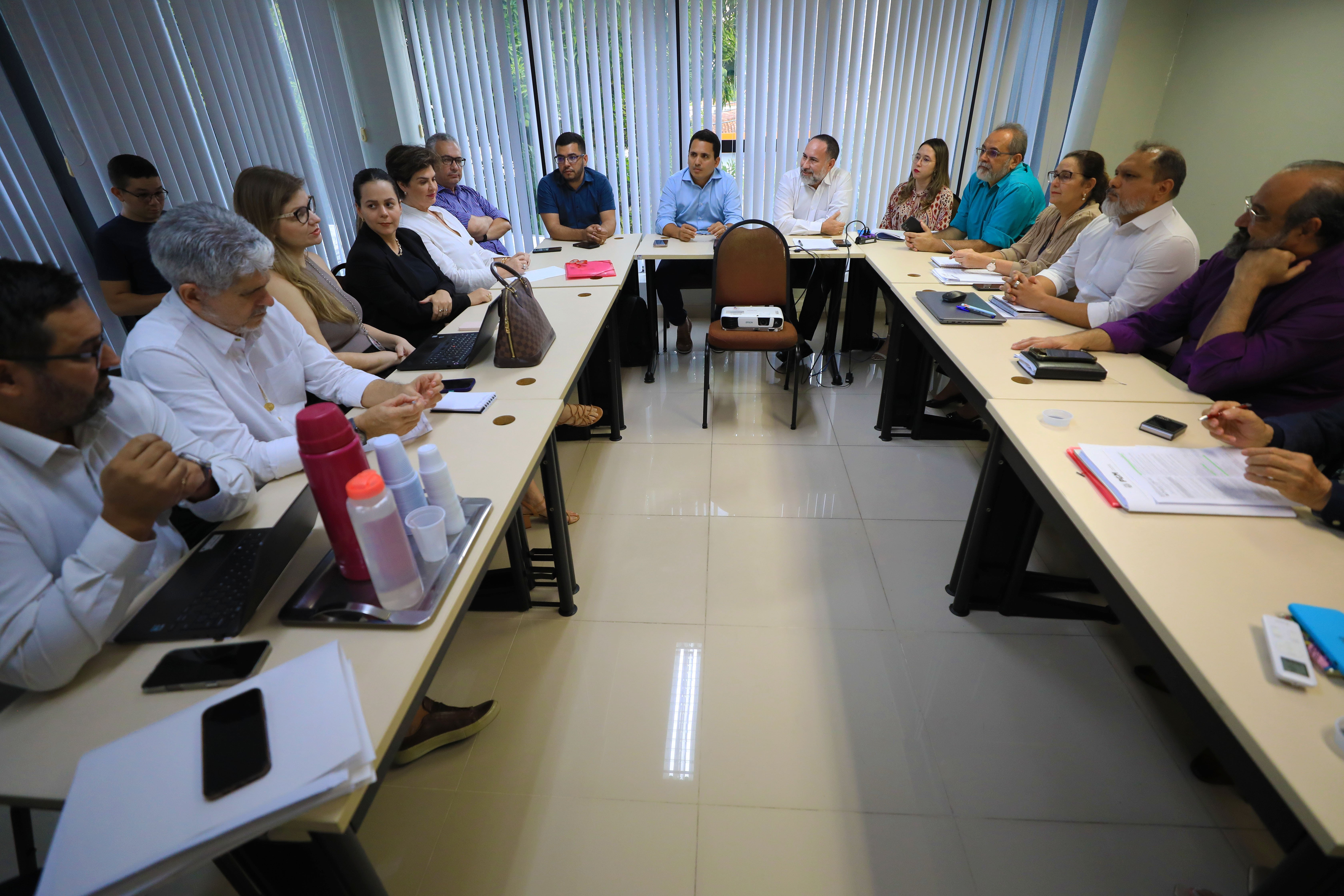 Equipes da gestão atual e do governo municipal de Belém eleito reunidas