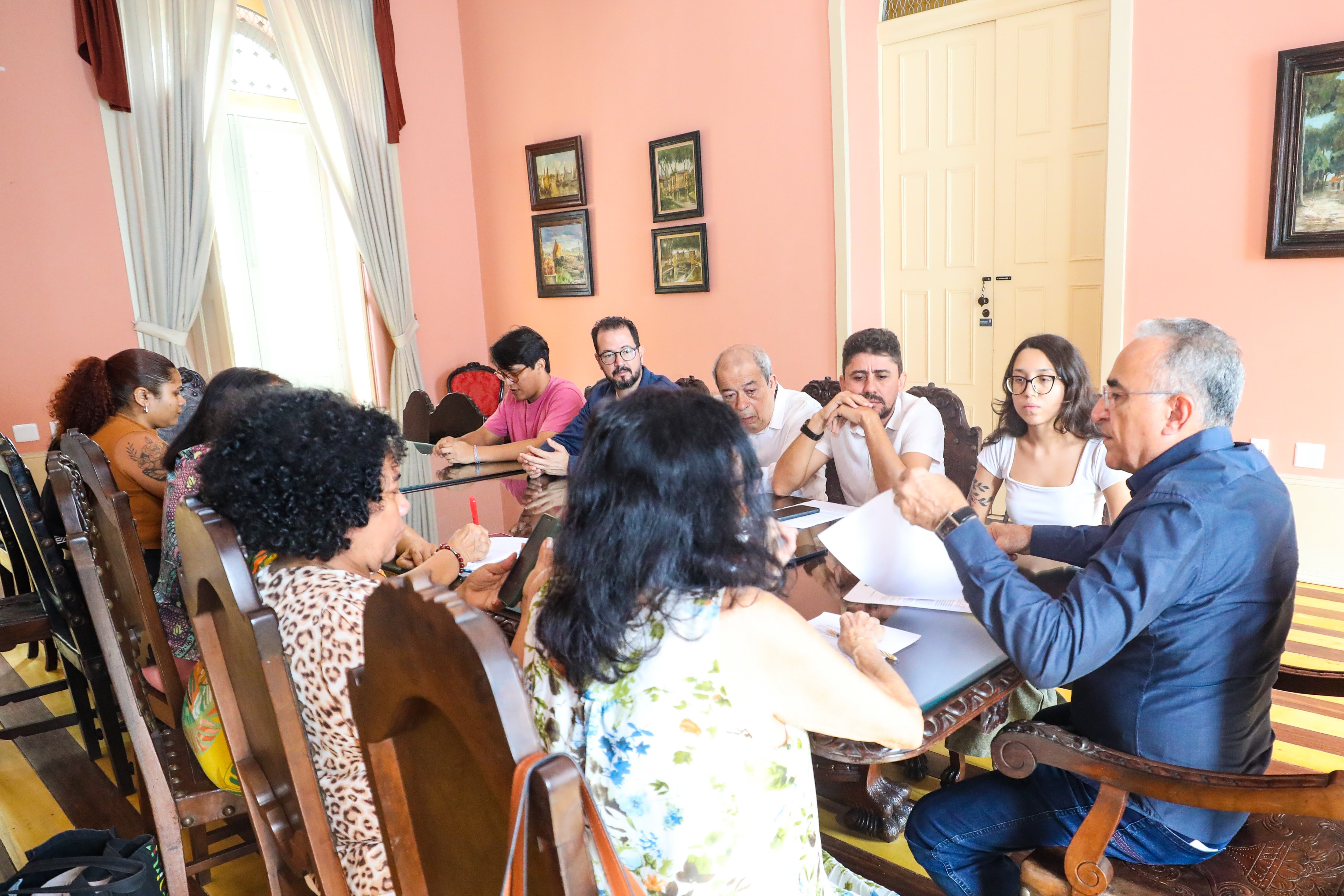 Representantes de movimentos sociais reunidos com o prefeito Edmilson Rodrigues