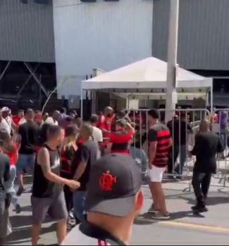 Imagem - Vídeo: torcedores do Flamengo tentam invadir Arena em BH para o segundo jogo da final da Copa do Brasil