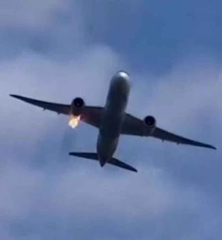 Imagem - Vídeo: chamas no motor direito faz Boeing 787 retornar ao aeroporto de Roma para pouso em emergência