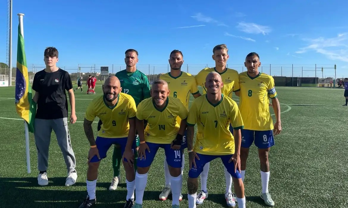 Os brasileiros golearam o Canadá por 4 a 0, na abertura do Grupo B da competição.