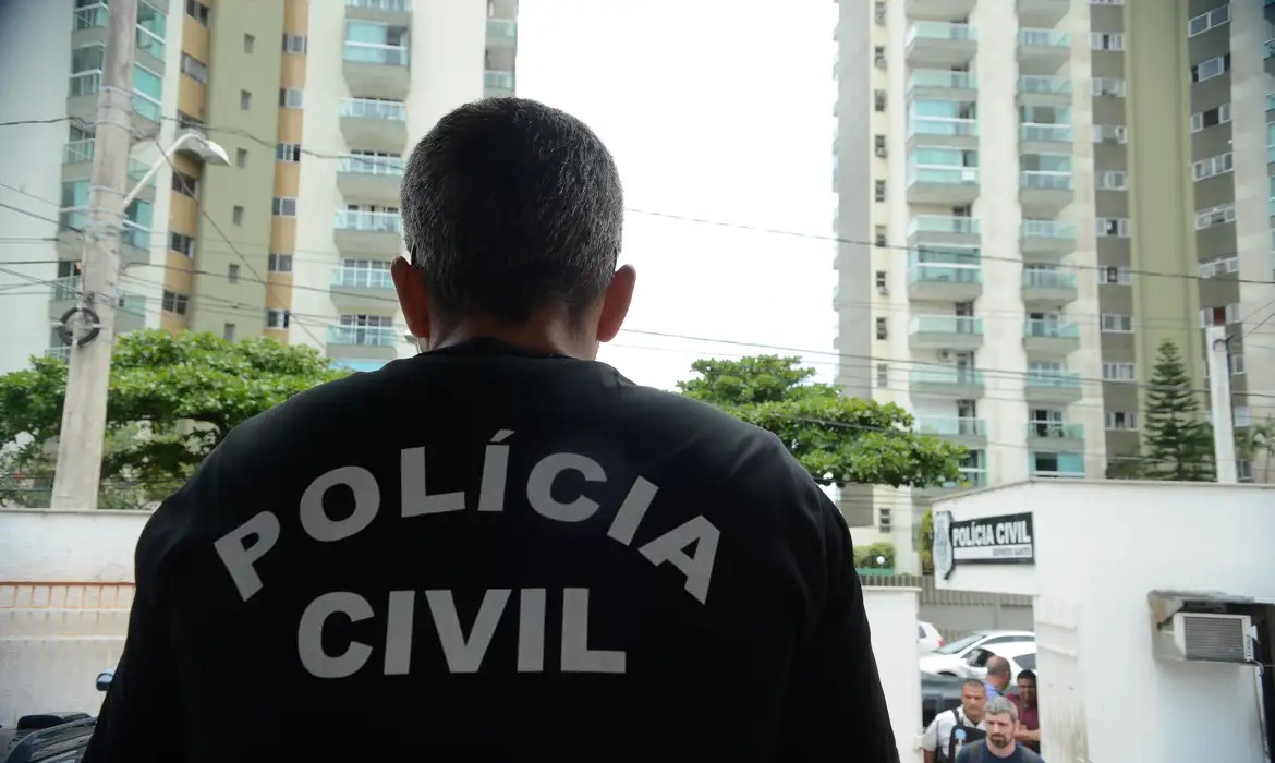 A Polícia Civil cumpre mandados de busca e apreensão contra suspeitos de envolvimento em esquema de manipulação de jogos de futebol no RJ e lavagem de dinheiro.