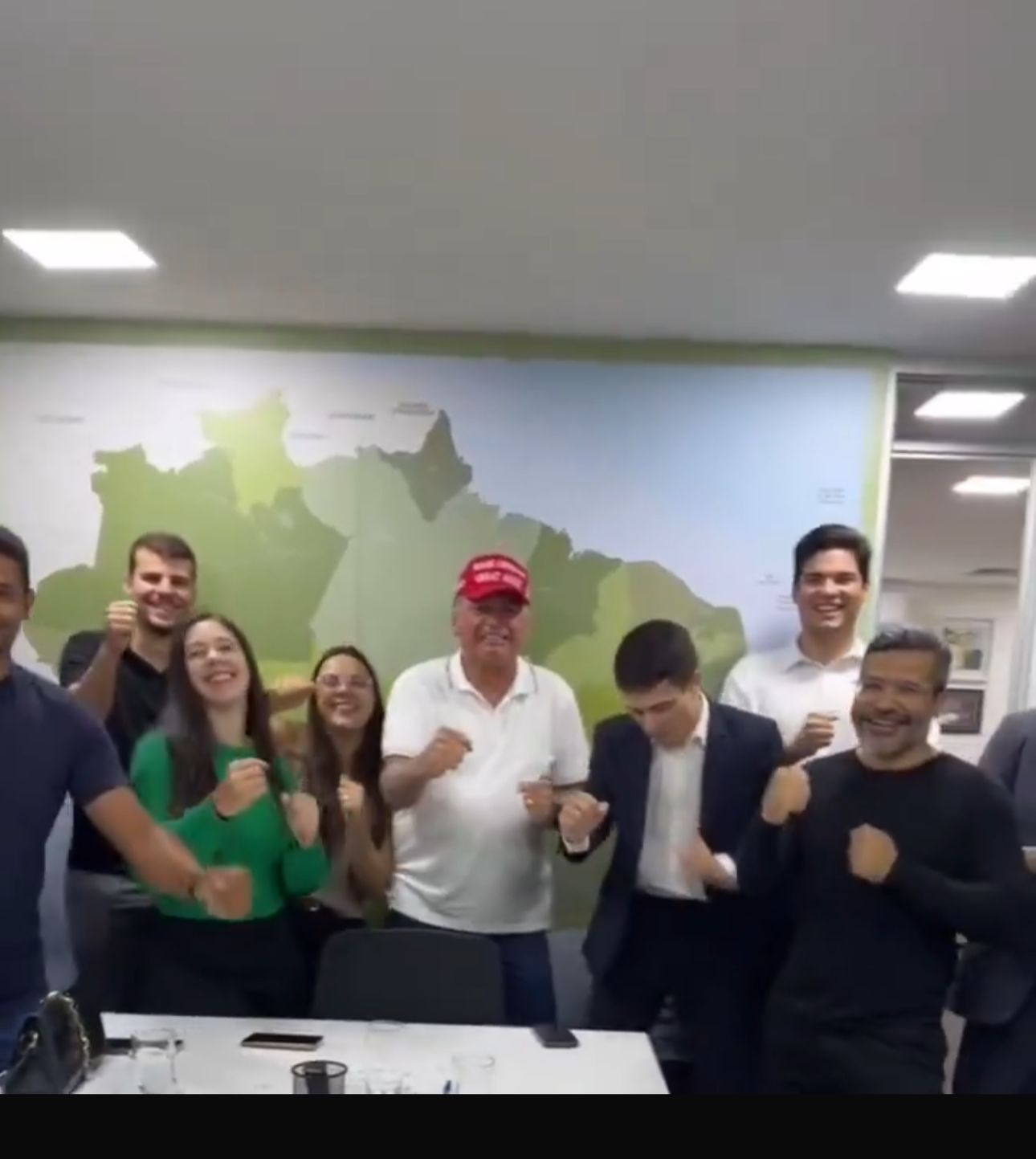 Ao lado de apoiadores, Bolsonaro homenageia Trump com dancinha tradicional do republicano