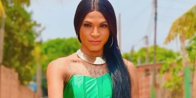 Cantora e suplente de vereadora, a transexual Santrosa (PSDB), foi achada morta em uma região de mata do município de Sinop, em Cuiabá–MT.