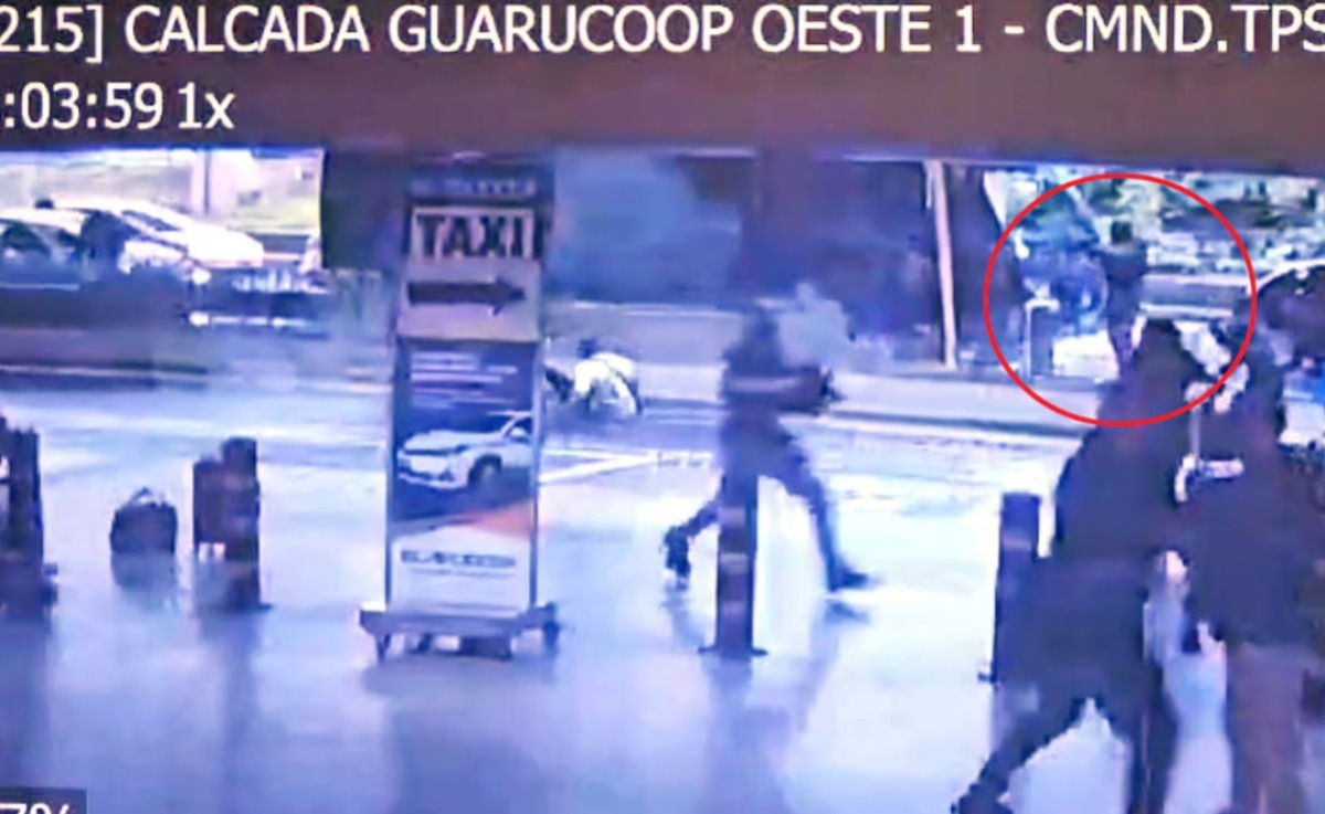 Imagens das câmeras de segurança do Aeroporto Internacional de Guarulhos mostram Gritzbach levando uma mala de rodinhas quando é surpreendido pelos atiradores. 
