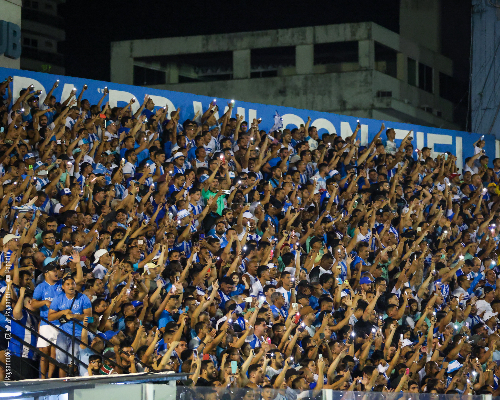 Torcida bicolor na Curuzu.