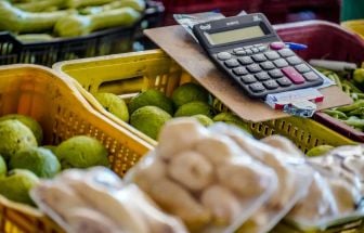 Com alimentos e energia mais caros, pobres sentem quase o triplo de inflação a mais que ricos