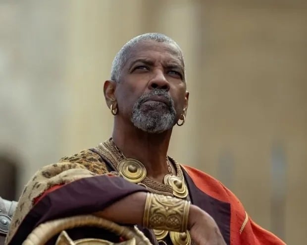 Denzel Washington, que interpreta o personagem Macrinus em Gladiador 2, revelou para a revista Gayety que gravou uma cena de beijo gay para o longa. 