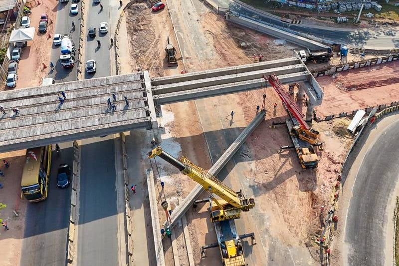 Elevação das vigas do viaduto da Alça Viária