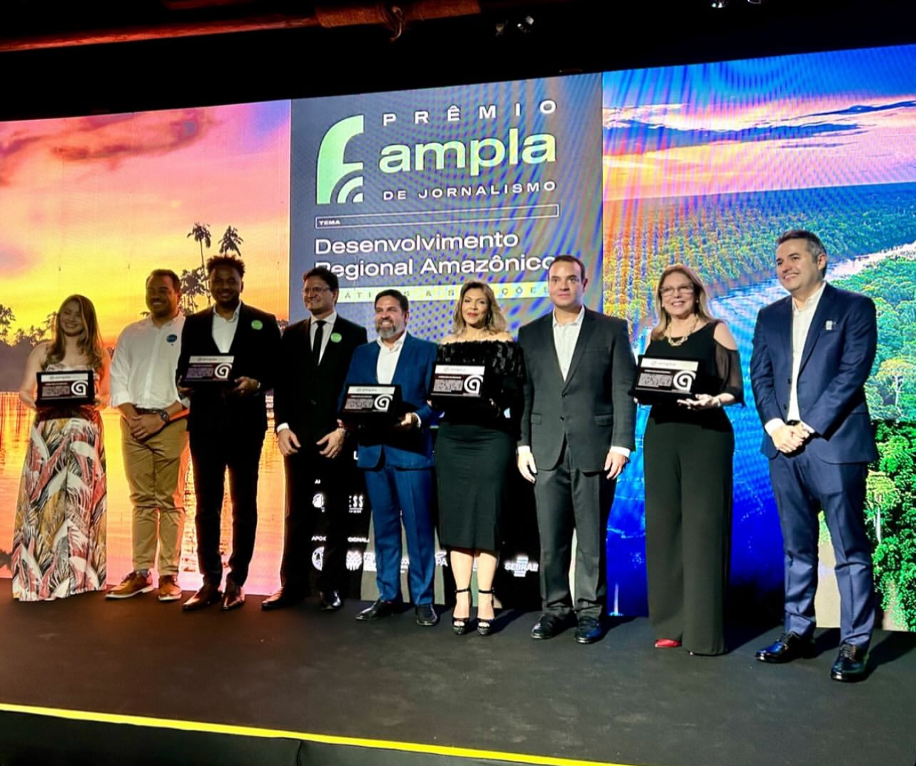 Jornalistas premiados, com Giuseppe Mendes, idealizador da Ampla Amazônia e um dos organizadores do Prêmio. 