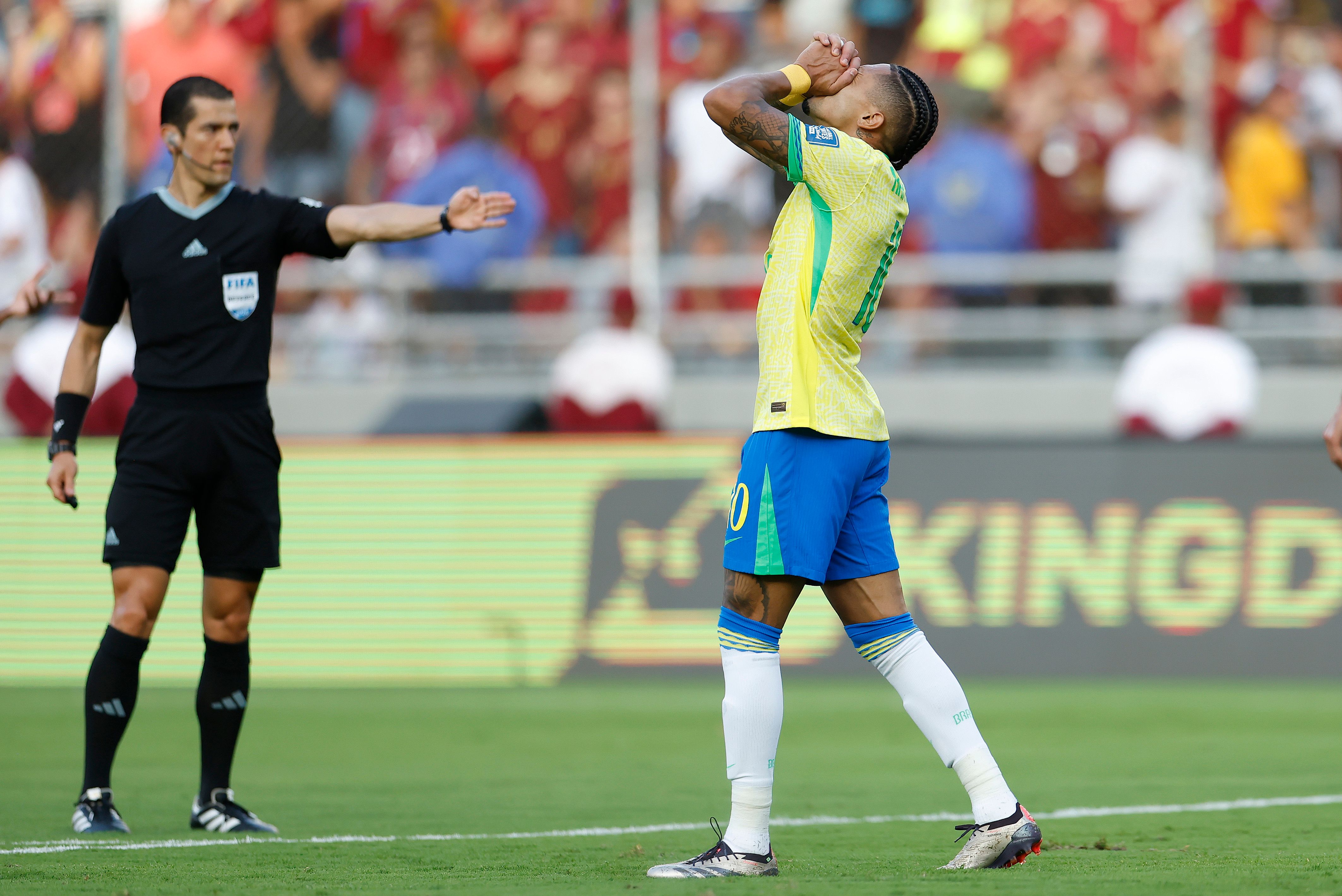 (Seleção Brasileira chegou a sair na frente do placar, mas não conseguiu segurar e ficou no 1 a 1 contra a Venezuela. Próximo jogo é contra o Uruguai)