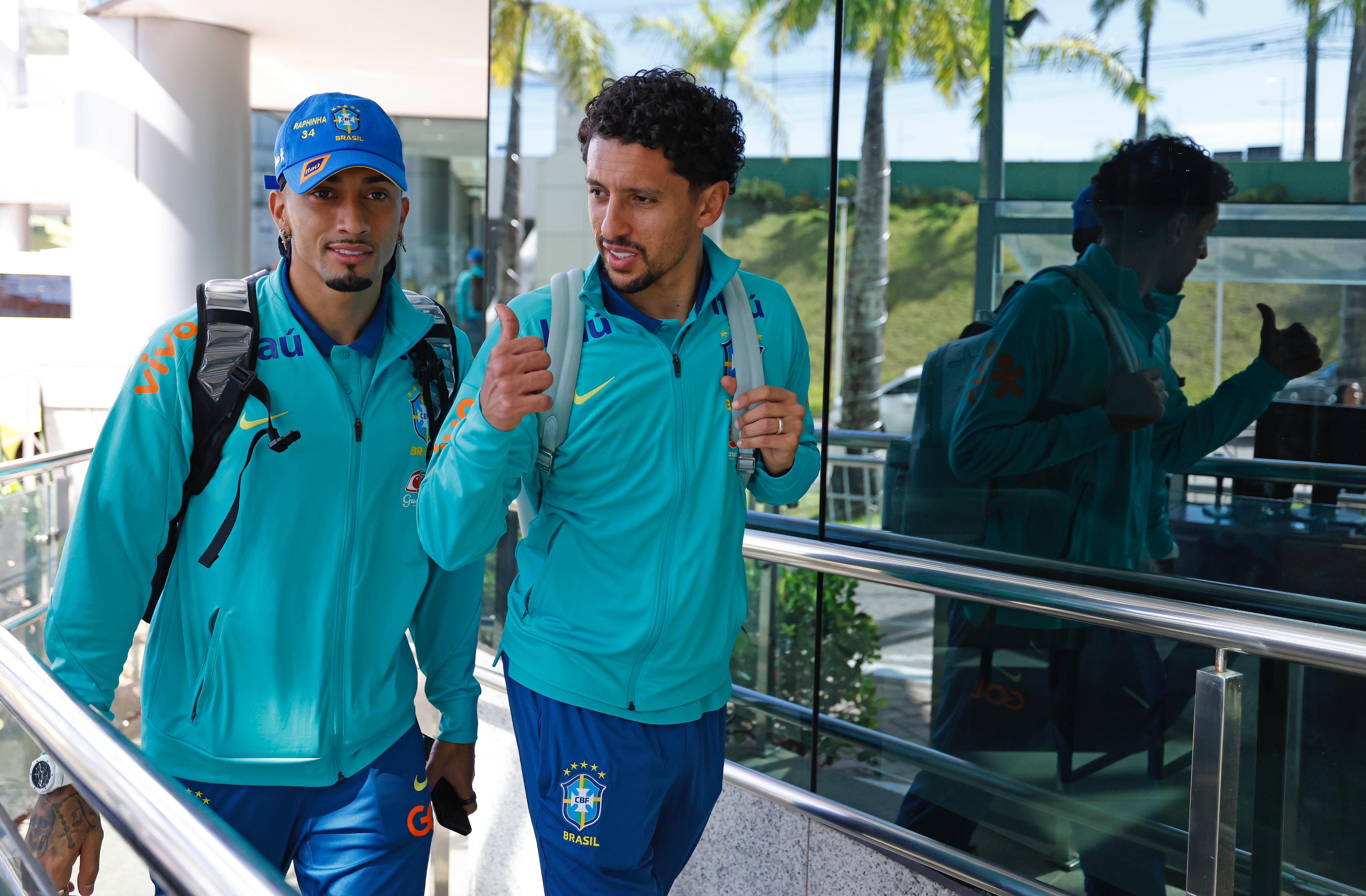 (Seleção Brasileira desembarca em Salvador para jogar contra Uruguai. Jogo acontece na próxima terça-feira, 19.)