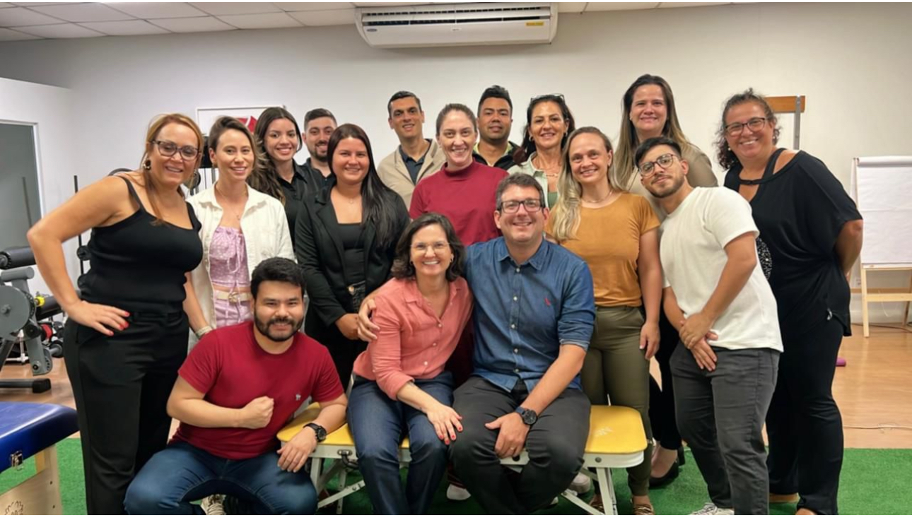 O Dr. Raphael Torres com um grupo de participantes do curso 