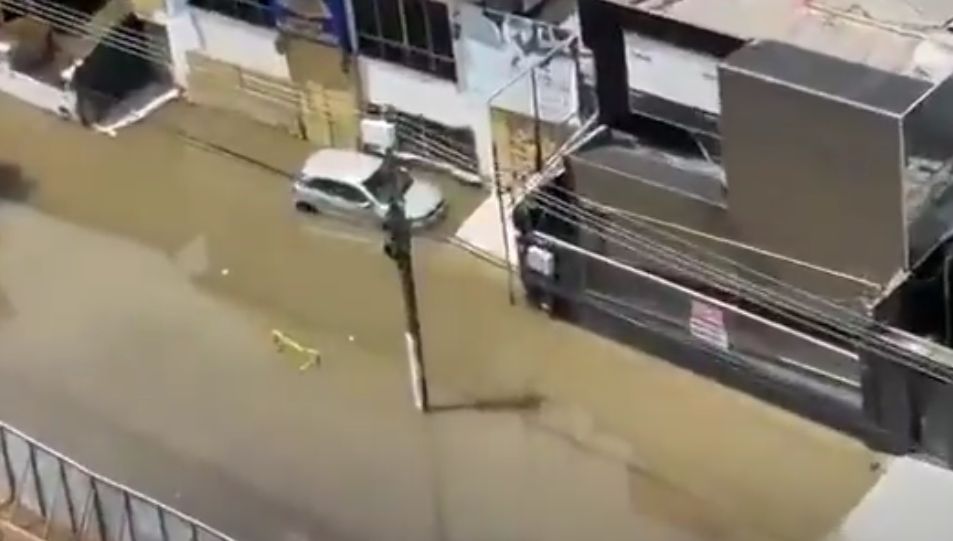 (Os alagamentos se concentram na Avenida Tamandaré e Boulevard Castilhos França, no centro de Belém.)