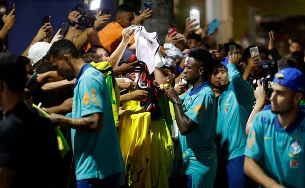 Torcida lota hotel da Seleção Brasileira em Salvador