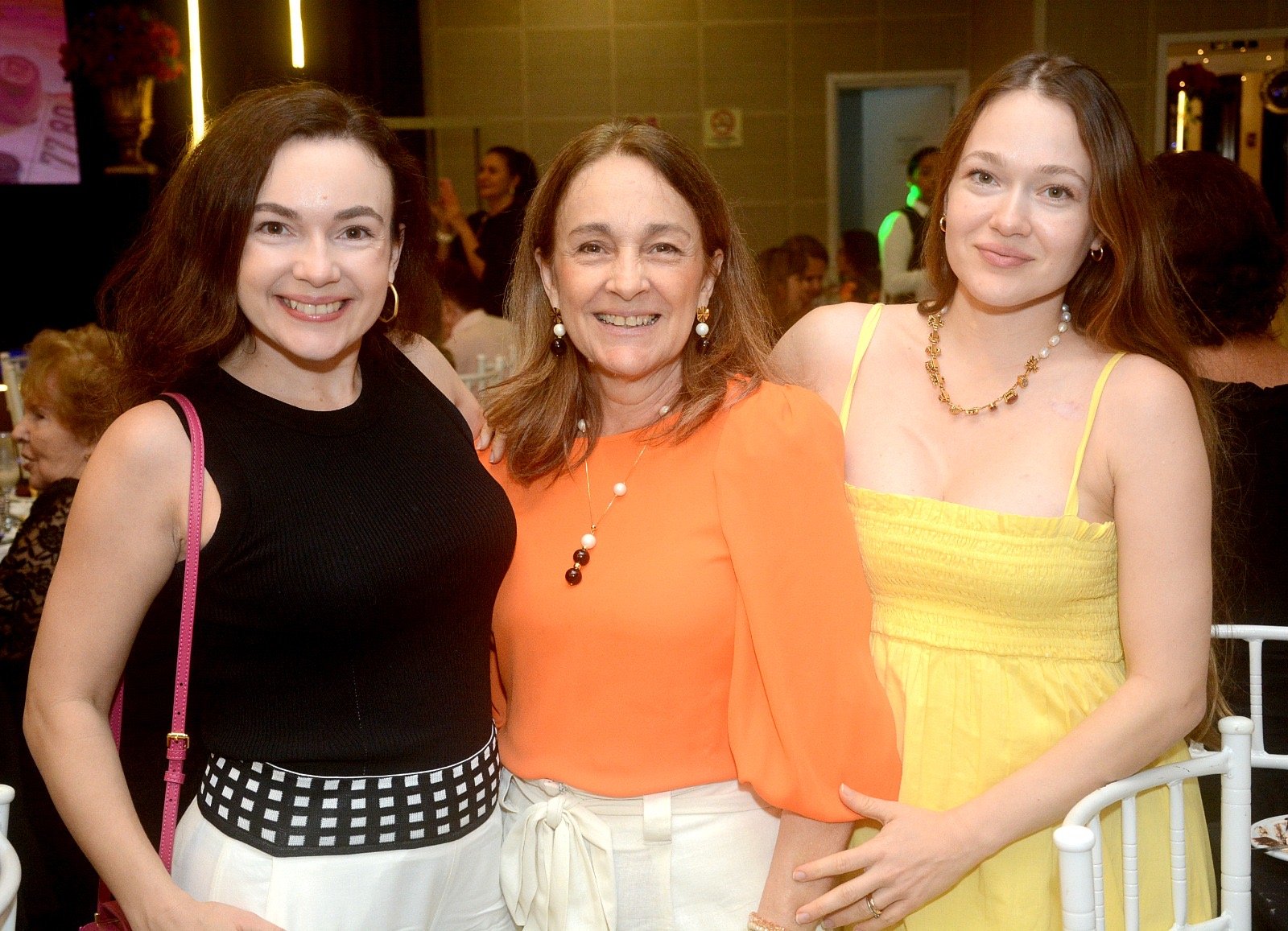 Lícia Capela Lopes com as filhas, Roberta Sirotheau e Renata Soares