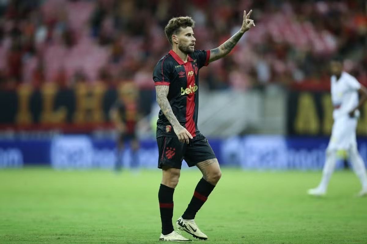 Lucas Lima tem 34 anos e atualmente defende o Sport - 